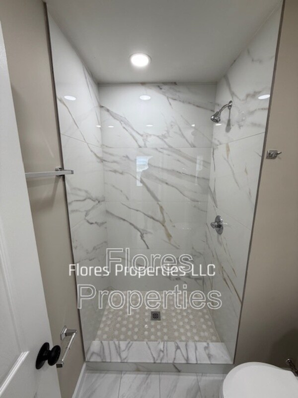 Building Photo - 1300 Evaline Dr