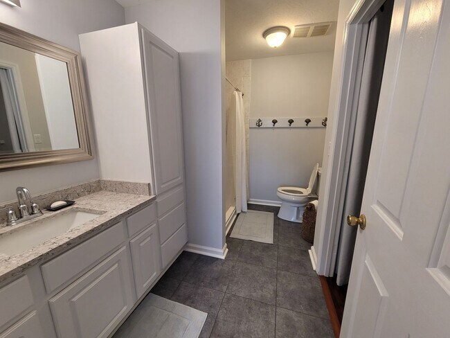 Building Photo - Welcome to our stunning 3-bedroom, 2-bathr...