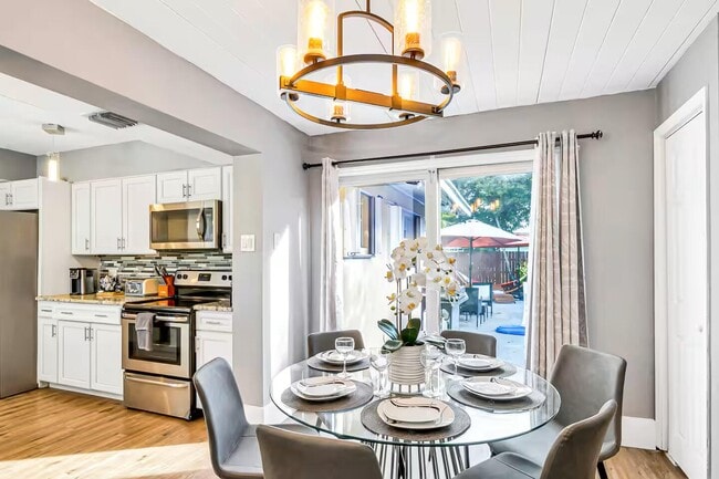 Building Photo - 4310 Applecrest Dr