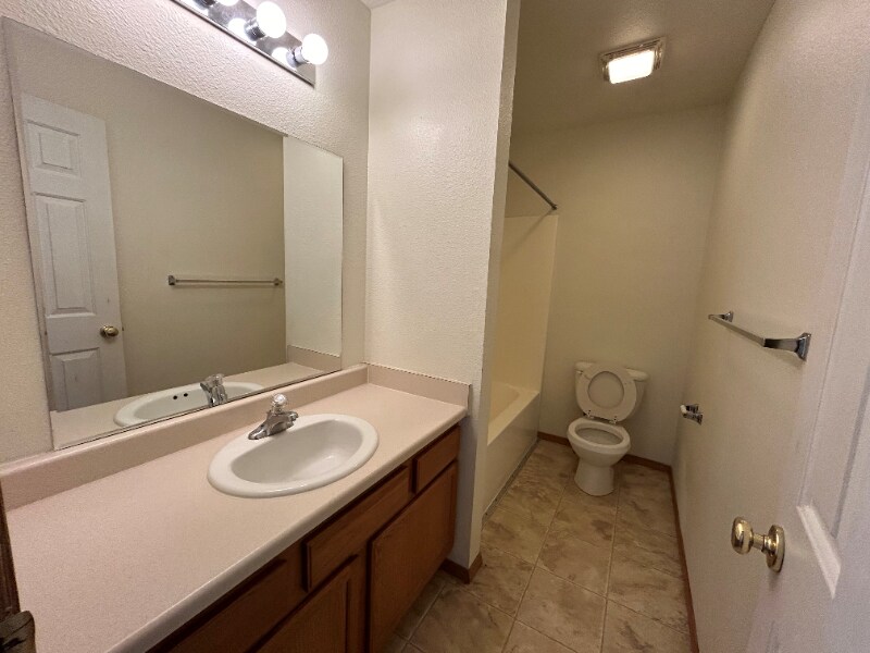 Building Photo - 448-448 W Shore Dr