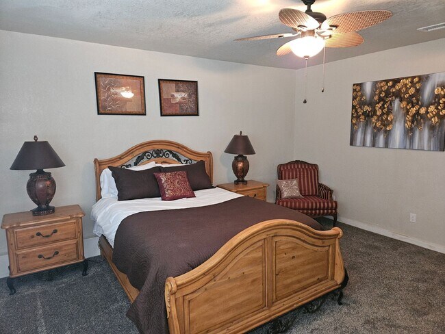 Building Photo - LARGE 4 BEDROOM 3 BATH FULLY FURNISHED HOUSE