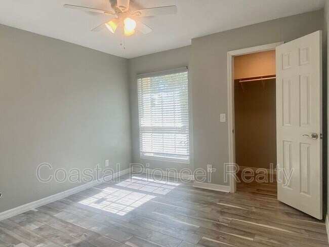 Building Photo - 8642 Mallard Reserve Dr