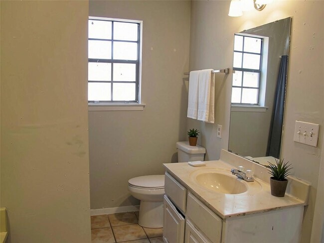 Building Photo - 509 Algerita Dr