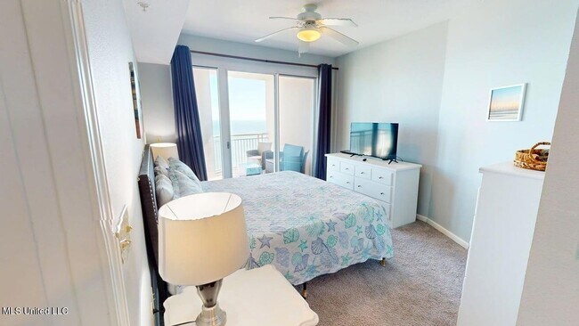 Building Photo - 2228 Beach Dr