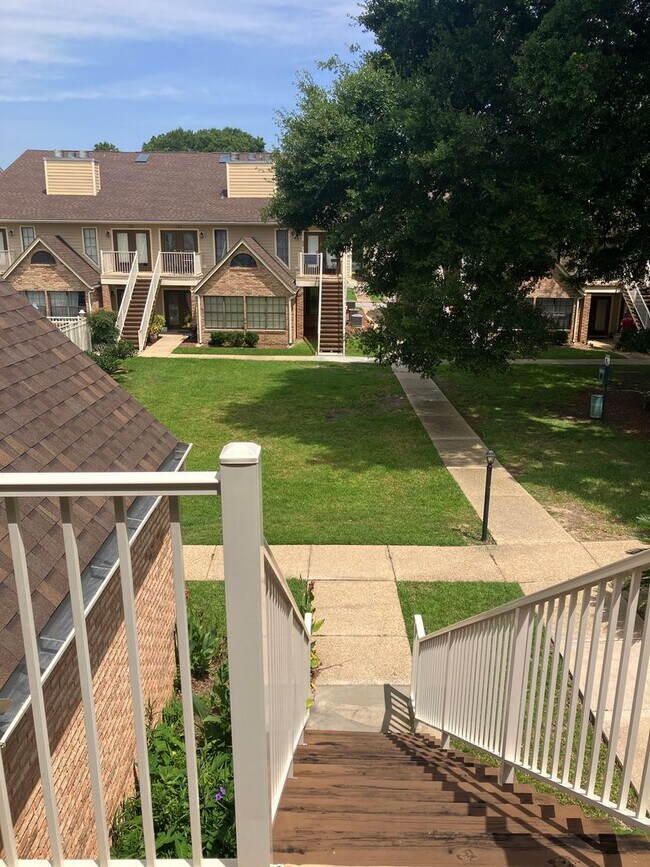 Building Photo - One Bedroom Condo with Loft, One-car Garag...