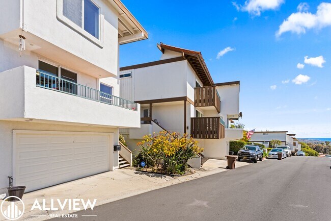 Building Photo - OCEAN VIEWS! Renovated 2 Bed, 2.5 Bath Townhome in San Clemente!