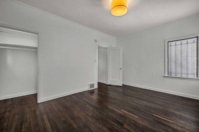 Building Photo - Sunning unit walking distance to shops on Fairfax