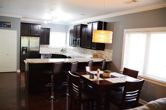 Building Photo - Lakefront Condo for Rent in Hot Springs