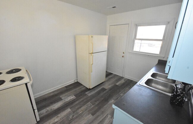 Building Photo - 2120 Kennesaw Dr