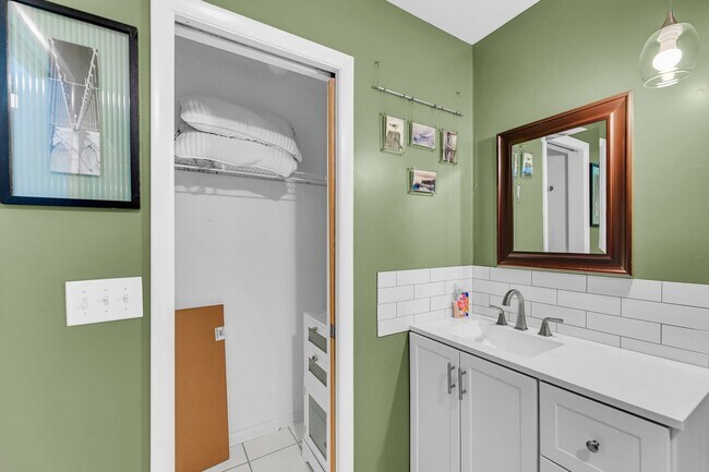 Building Photo - Coastal Living in the Heart of Folly Beach