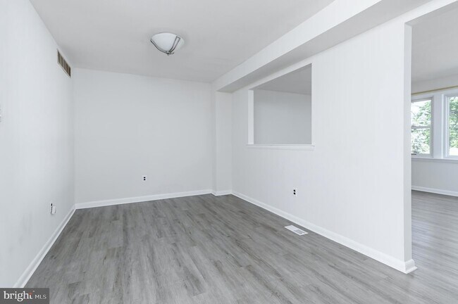 Building Photo - 1445 Boxwood Dr