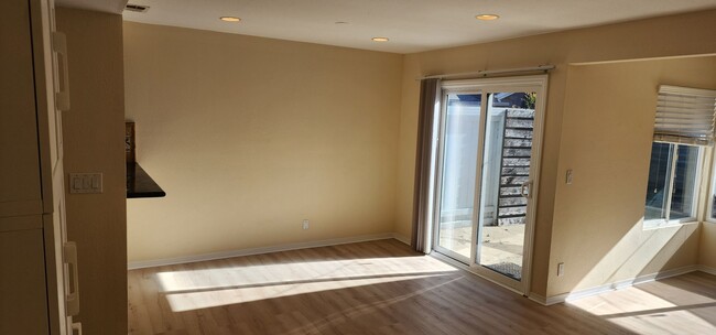 Building Photo - SPACIOUS 3BR/2.5 TOWNHOME STYLE UNIT locat...