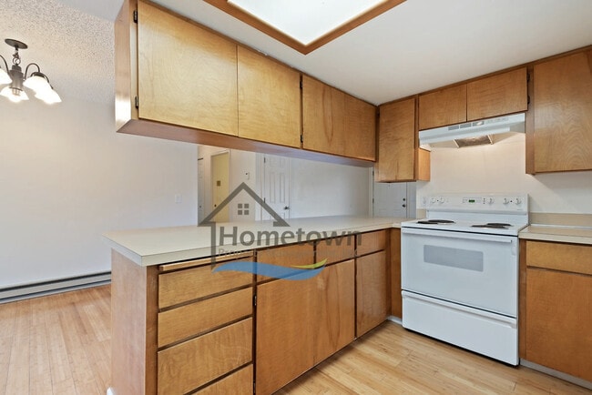 Building Photo - Great 3 Bedroom 2 Bath Duplex with Garage ...