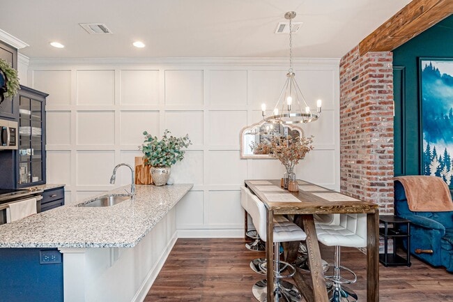 Building Photo - 2  Bedroom Townhome in a Gated Community