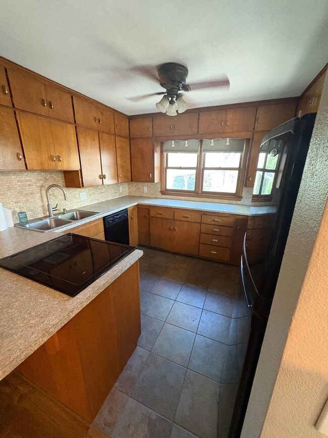Building Photo - 3 bedroom 1 bathroom house for rent