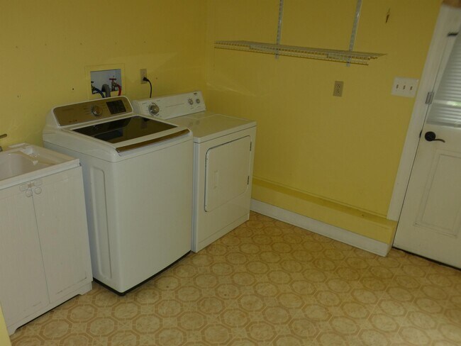 Building Photo - 10451 Edgehill Ln