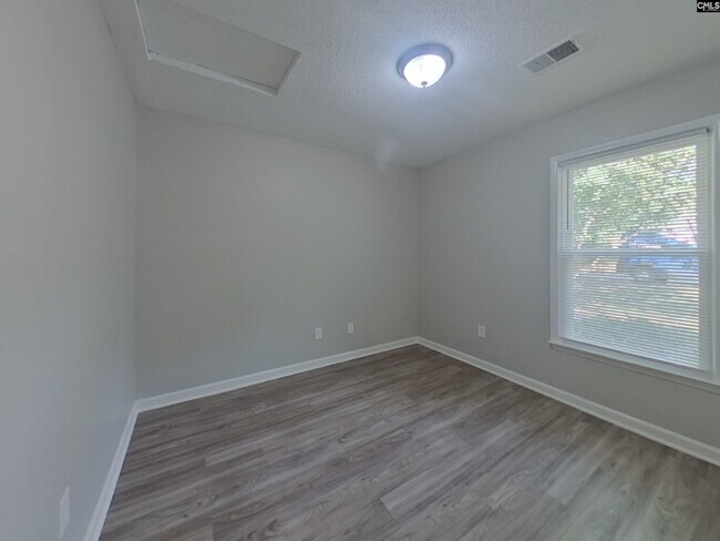 Building Photo - 208 Dutch Dr