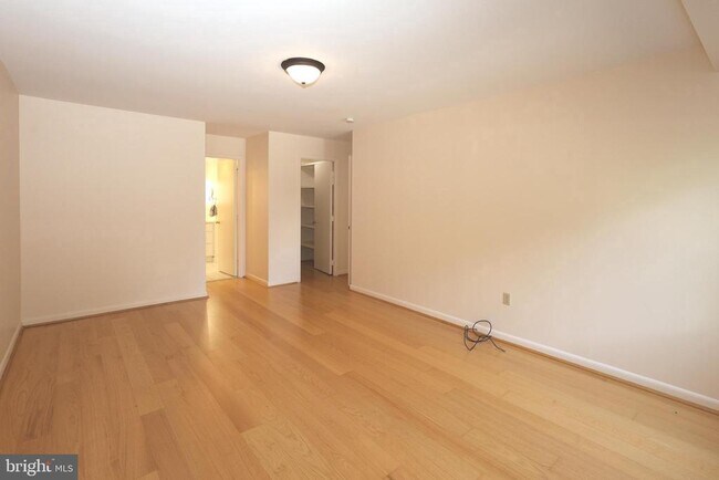 Building Photo - 1637 Oakwood Dr