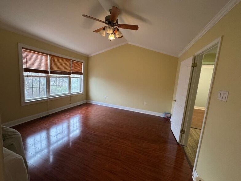 Building Photo - 700 Evergreen Ct