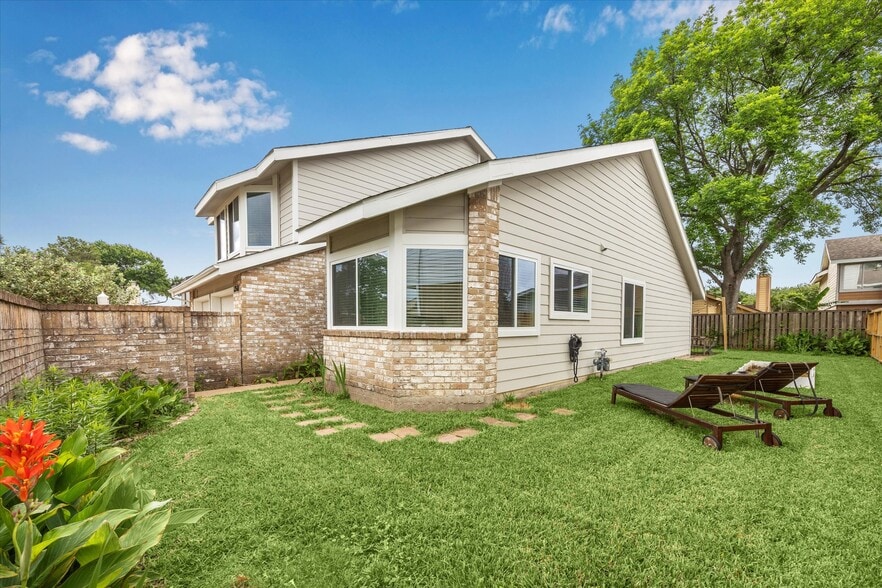 Fully fenced-in side/backyard - 13511 Windchase Ct