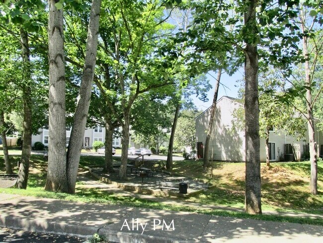 Building Photo - 1822 Charles Ct