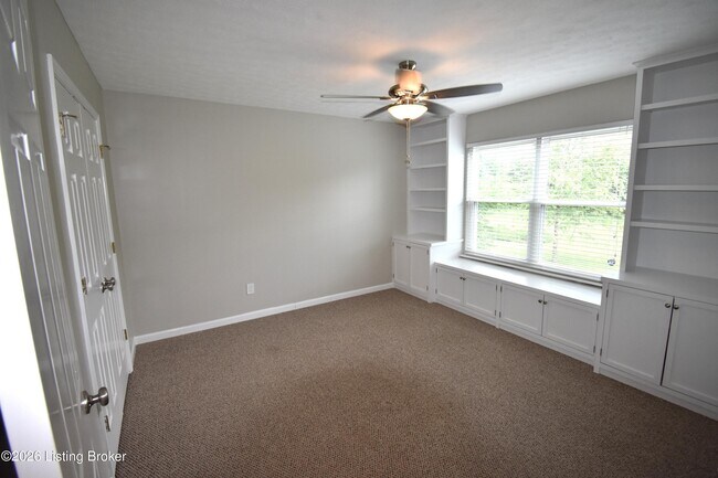 Building Photo - 10407 Pinoak View Dr