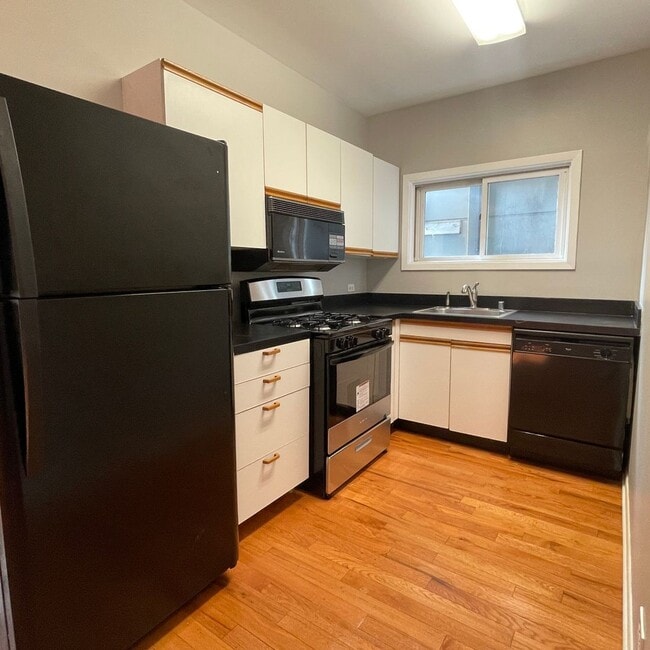 Building Photo - 2420 N Greenview Ave