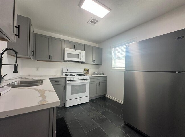 Building Photo - 3224 Southmore Blvd