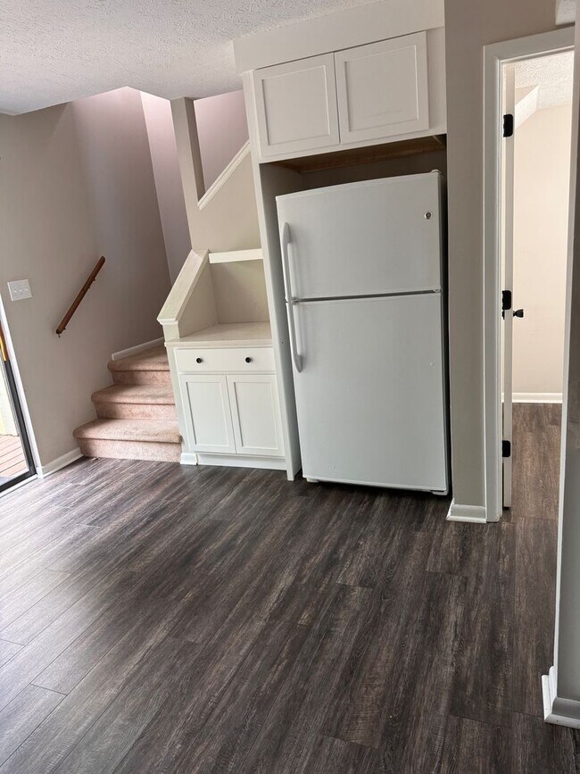 Building Photo - 2 Bedroom || 1.5 Bathroom Townhouse