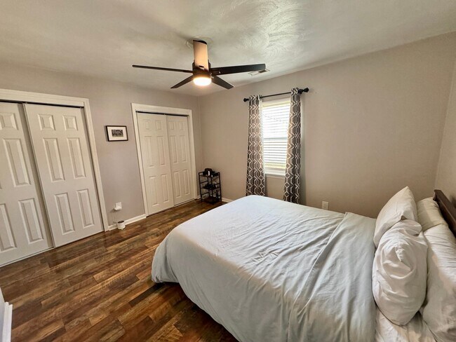 Building Photo - 3 bed/2 bath home on large corner lot