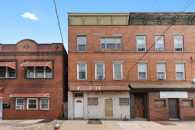 Building Photo - 122 Mallory Ave