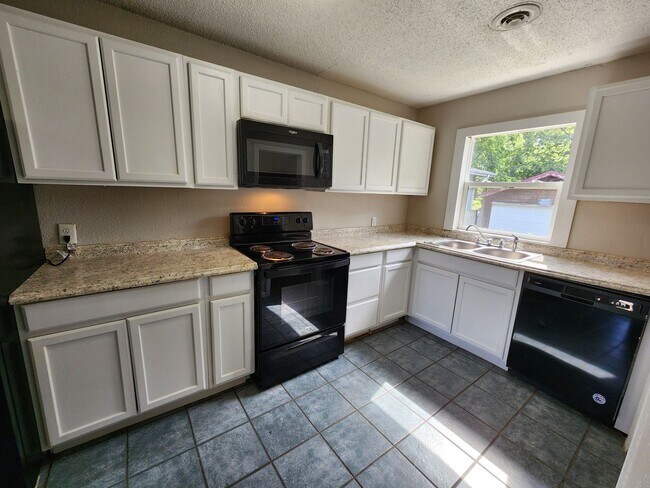 Building Photo - Spacious 2-Bedroom, 1-Bathroom Home AVAILABLE NOW!!