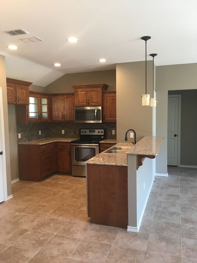 Building Photo - MOVE IN READY- Single Family Home- 3bedroo...