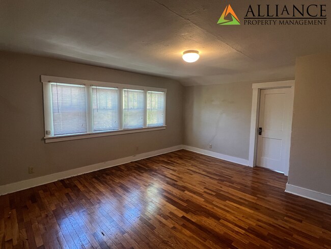 Building Photo - Charming 3 Bed  w/ Bonus Room Home ~ Great Location!