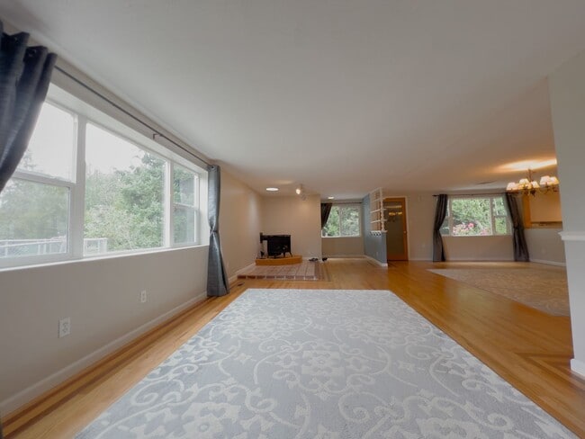 Building Photo - Country living 5 bed w/RV parking and 3 car garage!