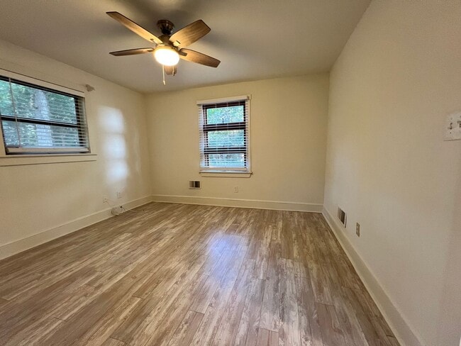 Building Photo - 3 Bed | 2 Bath Single Family Home