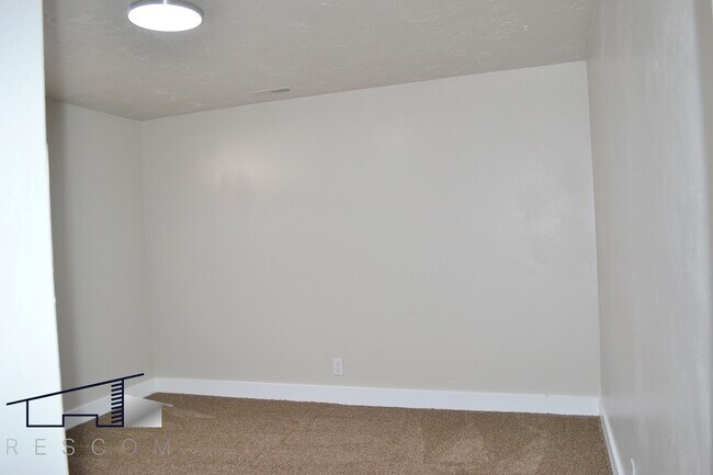 Building Photo - 1688 N Main St