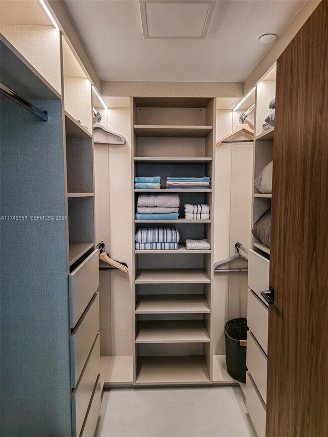 Building Photo - 16699 Collins Ave