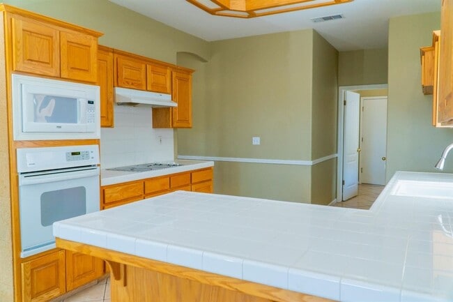 Building Photo - Bright & Spacious 4?BR Fresno Home with High Ceilings & Solar!