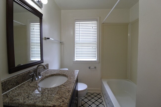 Building Photo - Fully Renovated 1 Bedroom 1 Bath in North Kansas City