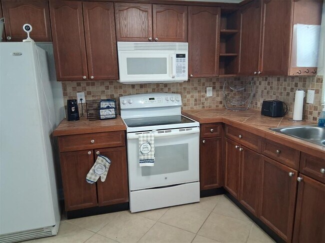 Building Photo - 14982 Edgewater Cir