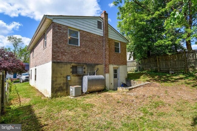 Building Photo - 918 Clovis Ave