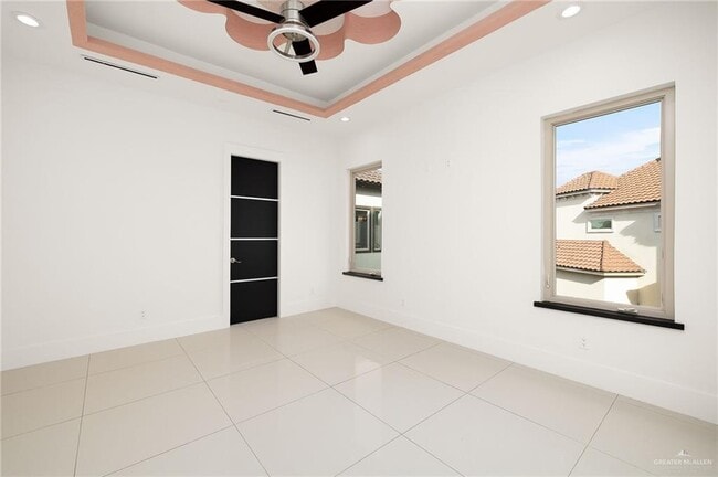 Building Photo - 45 Travis St