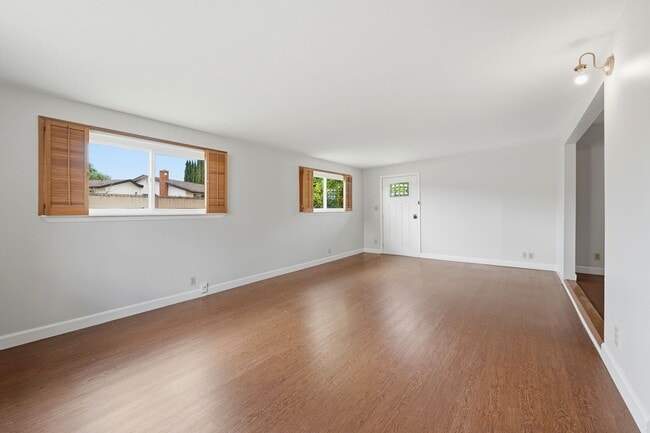 Building Photo - Spacious and Well Maintained 3 Bedroom Home in Orange