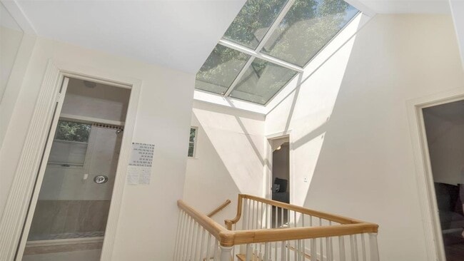 Building Photo - 17 Hilltop Dr W