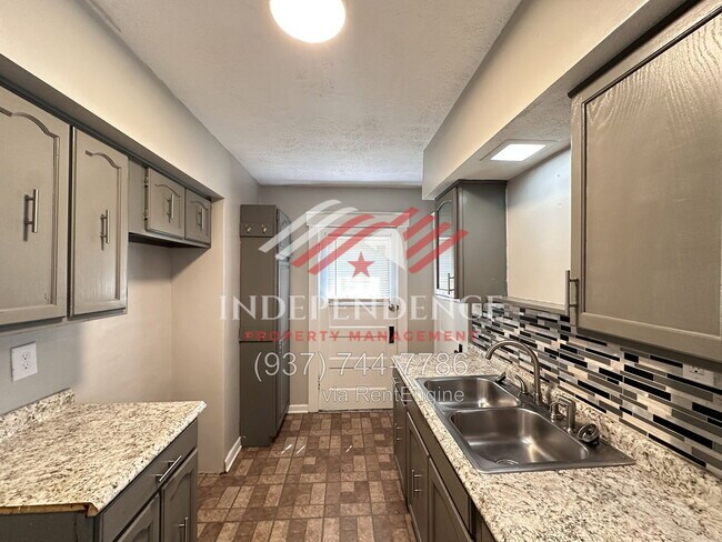 Building Photo - 2720 Dwight Ave