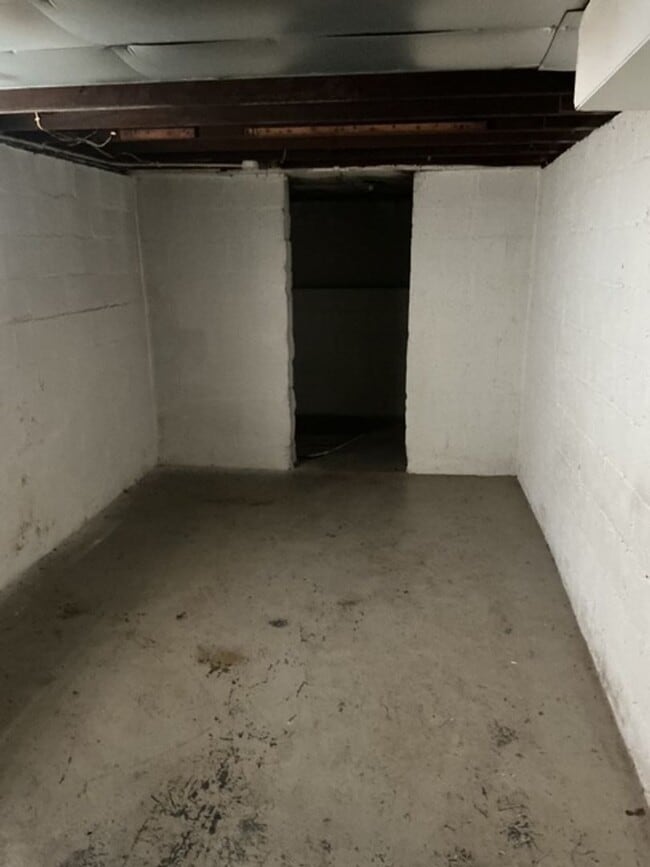 Building Photo - 3 Bedroom / 1 Bathroom House in Peoria