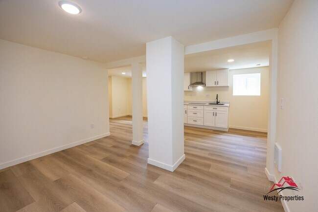 Building Photo - 542 NE Brazee St