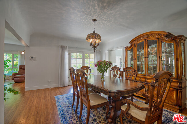 dining room - 1025 S Burnside Ave