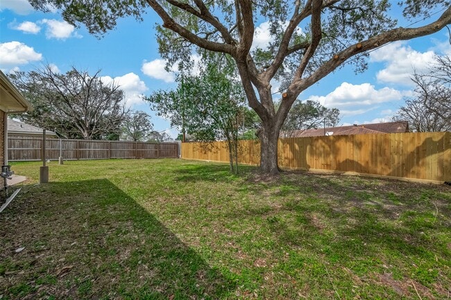 Building Photo - 9502 Skyline Dr